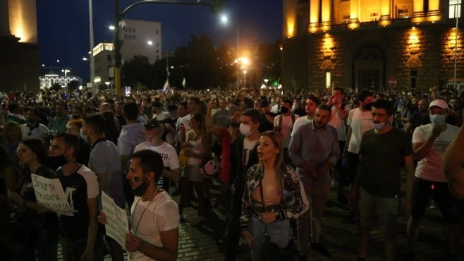 18 задържани след снощните протести в София